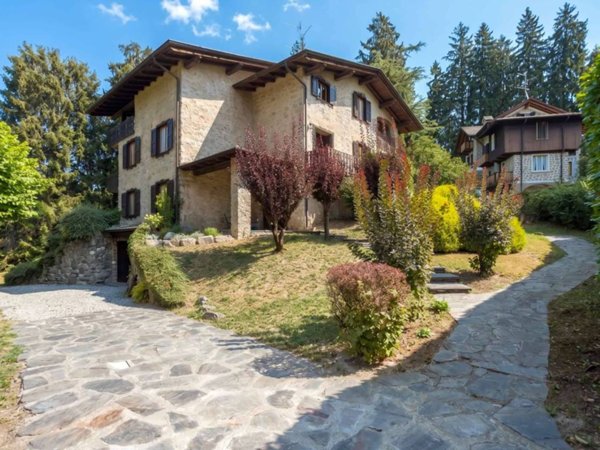 casa indipendente in vendita a Selvino