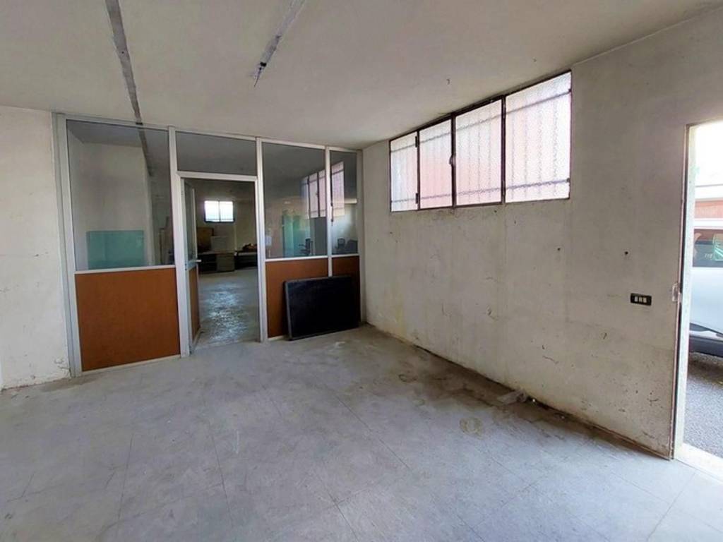 locale commerciale in vendita a Seriate