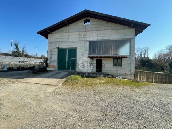 capannone in vendita a Seriate