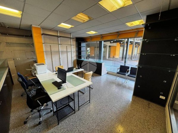 negozio in vendita a Seriate