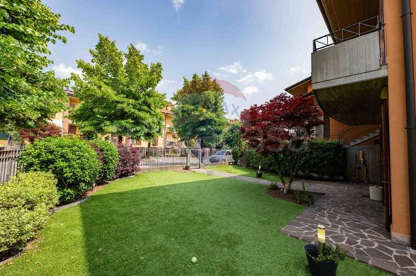 appartamento in vendita a Seriate in zona Comonte