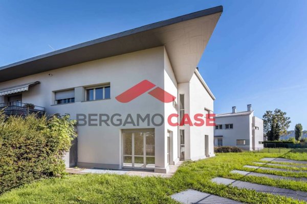 casa indipendente in vendita a Seriate in zona Paderno