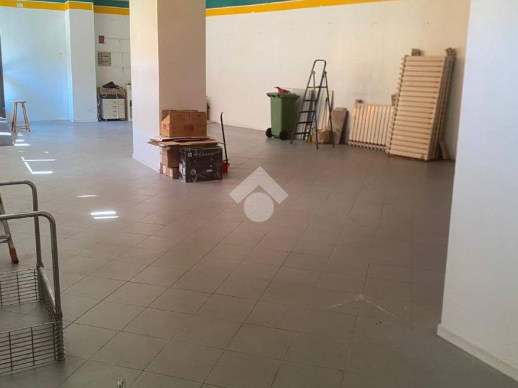 negozio in vendita a Seriate