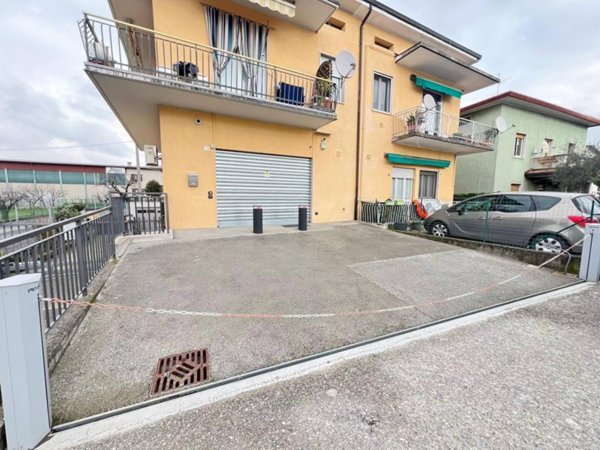 negozio in vendita a Seriate