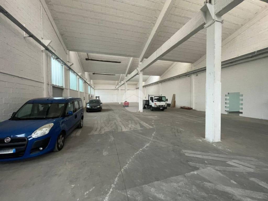 locale commerciale in vendita a Seriate