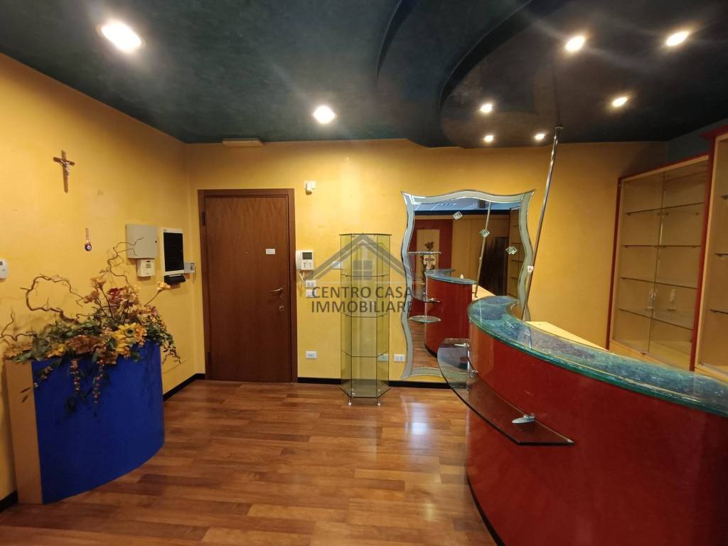 ufficio in vendita a Seriate in zona Comonte