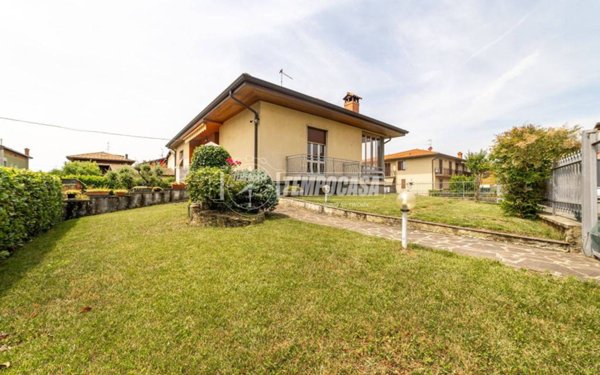 casa indipendente in vendita a Seriate in zona Paderno