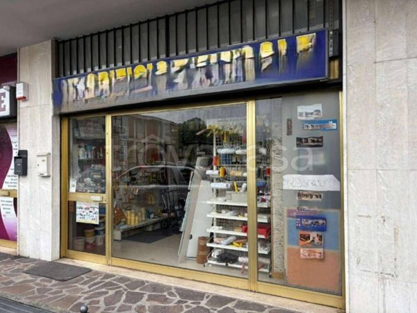 negozio in vendita a Seriate in zona Paderno
