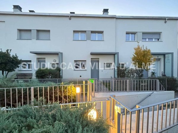casa indipendente in vendita a Seriate in zona Paderno