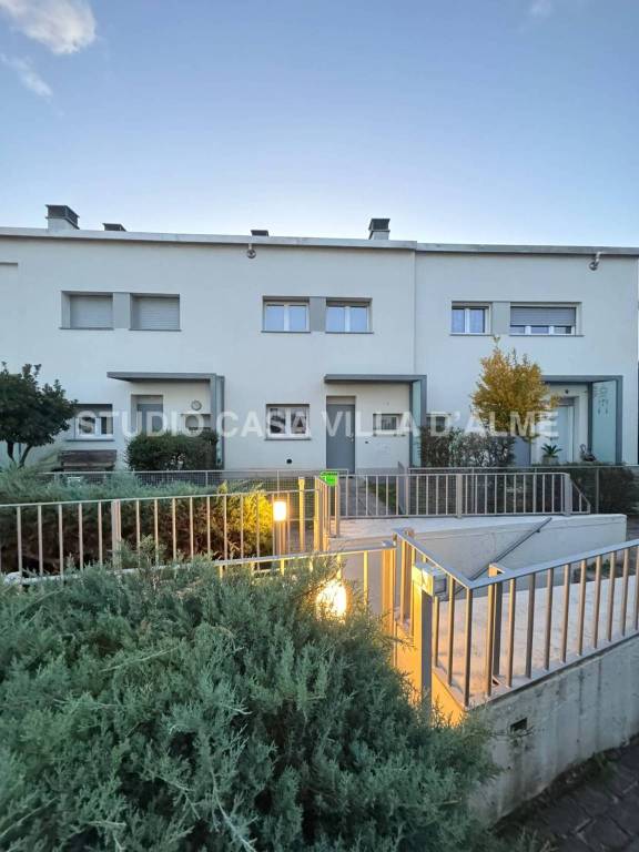 casa indipendente in vendita a Seriate in zona Paderno