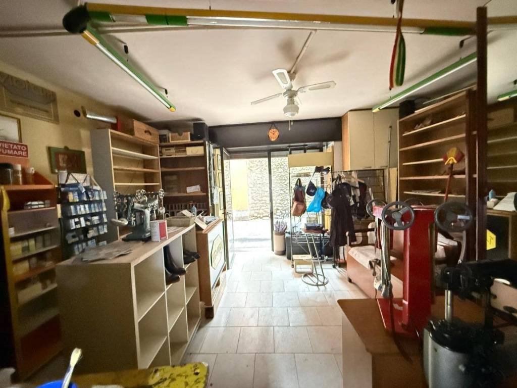 negozio in vendita a Seriate in zona Paderno