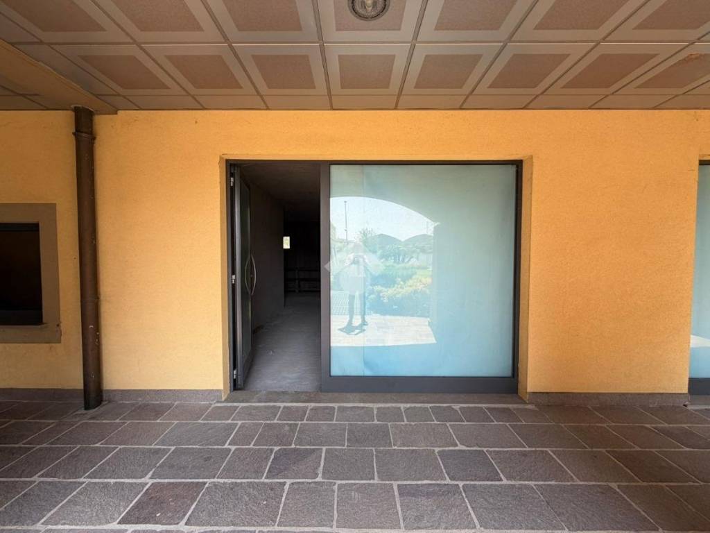 negozio in vendita a Seriate in zona Paderno