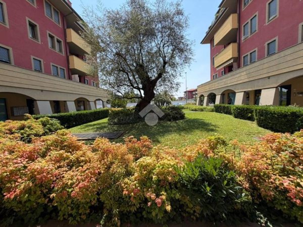 negozio in vendita a Seriate in zona Paderno