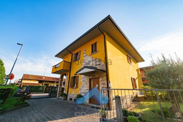 casa indipendente in vendita a Seriate in zona Paderno