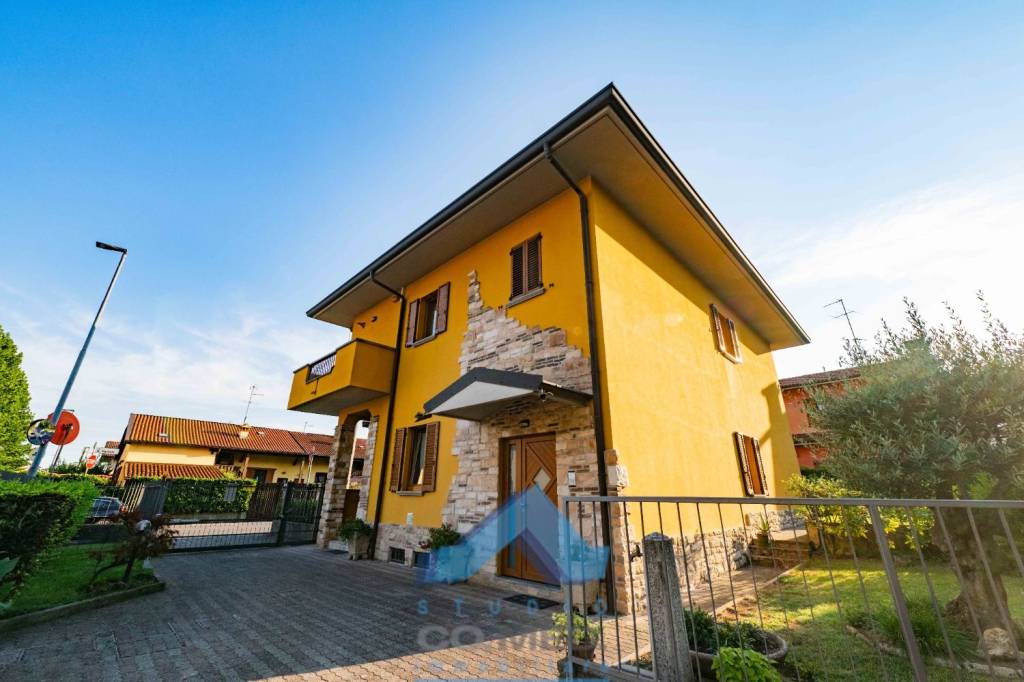 casa indipendente in vendita a Seriate in zona Paderno