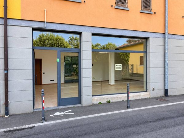 negozio in vendita a Seriate in zona Paderno