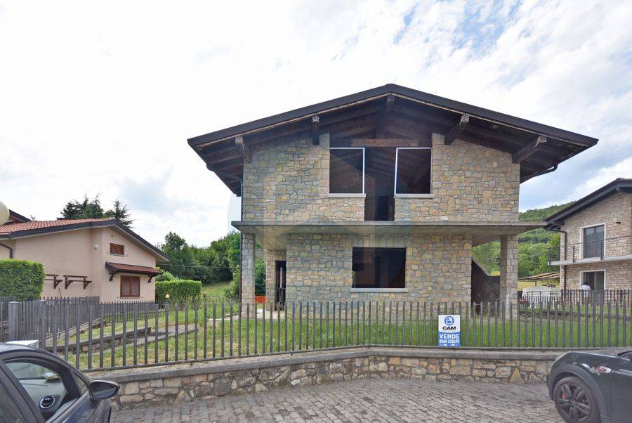 casa indipendente in vendita a Solto Collina