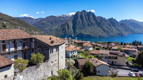 casa indipendente in vendita a Solto Collina
