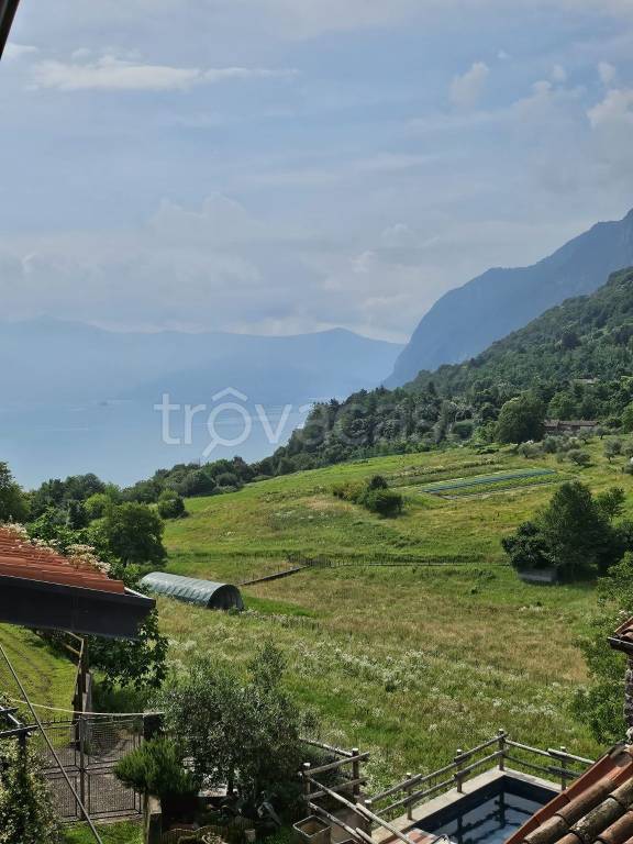 casa indipendente in vendita a Solto Collina