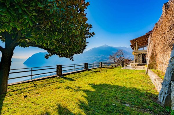 casa indipendente in vendita a Solto Collina