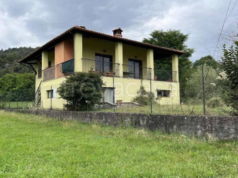 casa indipendente in vendita a Solto Collina