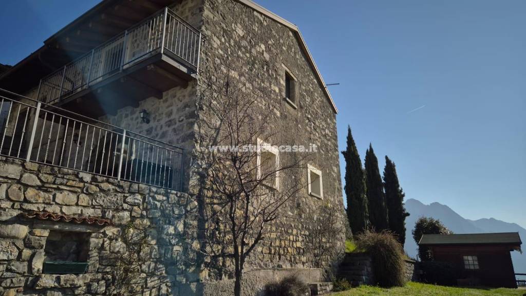 casa indipendente in vendita a Solto Collina