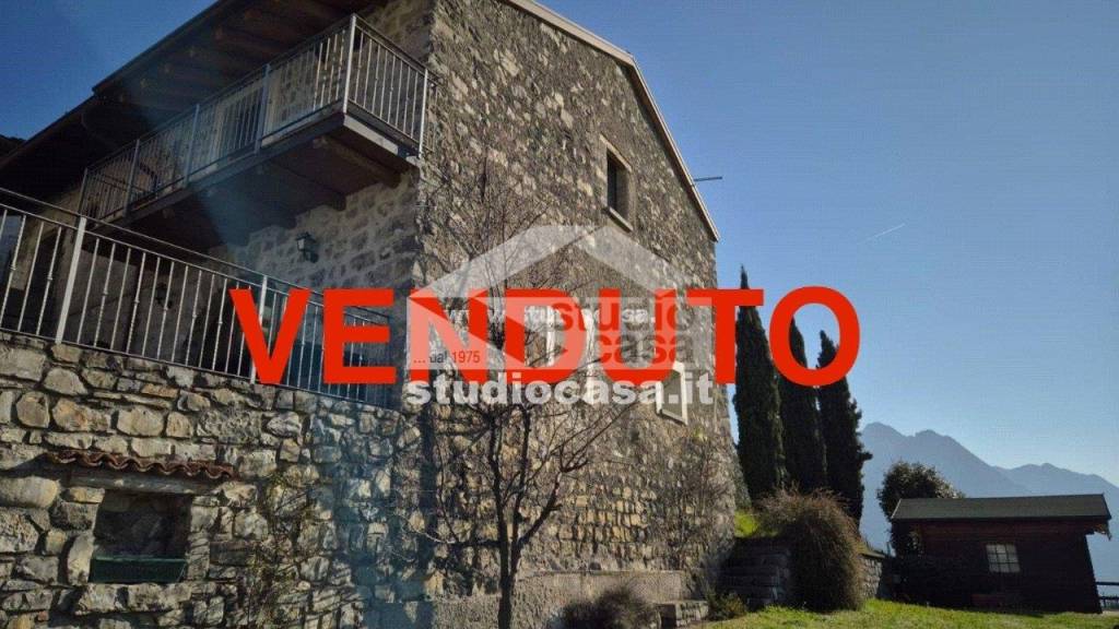 casa indipendente in vendita a Solto Collina
