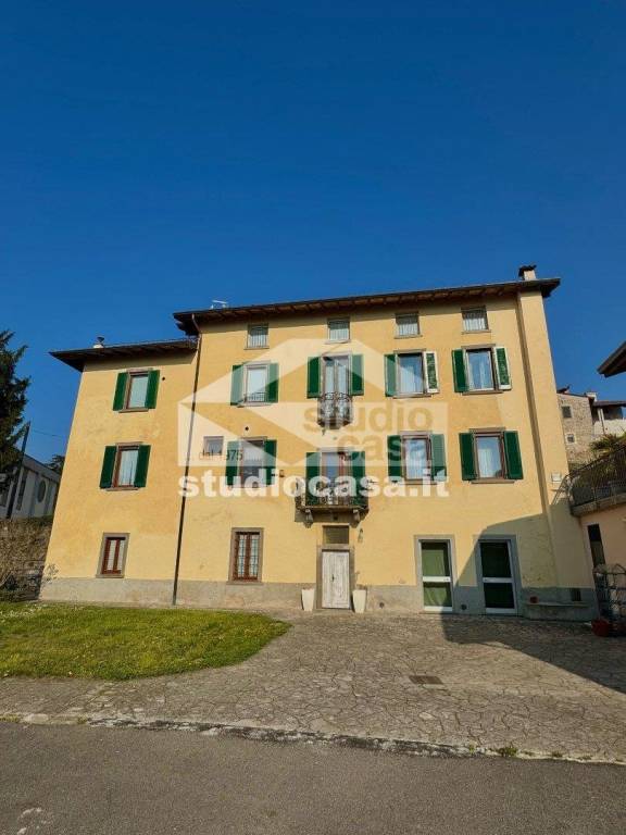 appartamento in vendita a Solto Collina