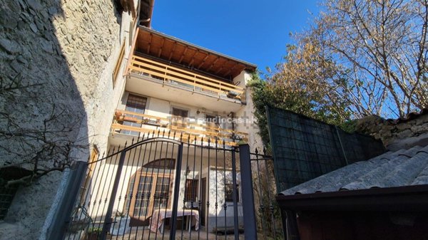 casa indipendente in vendita a Solto Collina