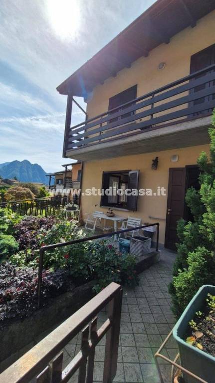 casa indipendente in vendita a Solto Collina