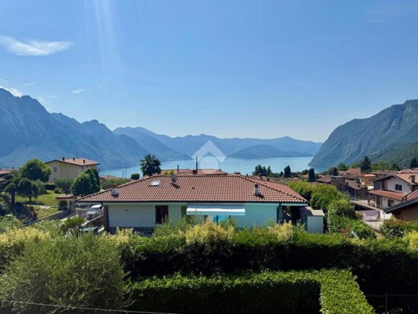 casa indipendente in vendita a Solto Collina