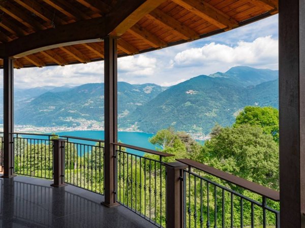 casa indipendente in vendita a Solto Collina