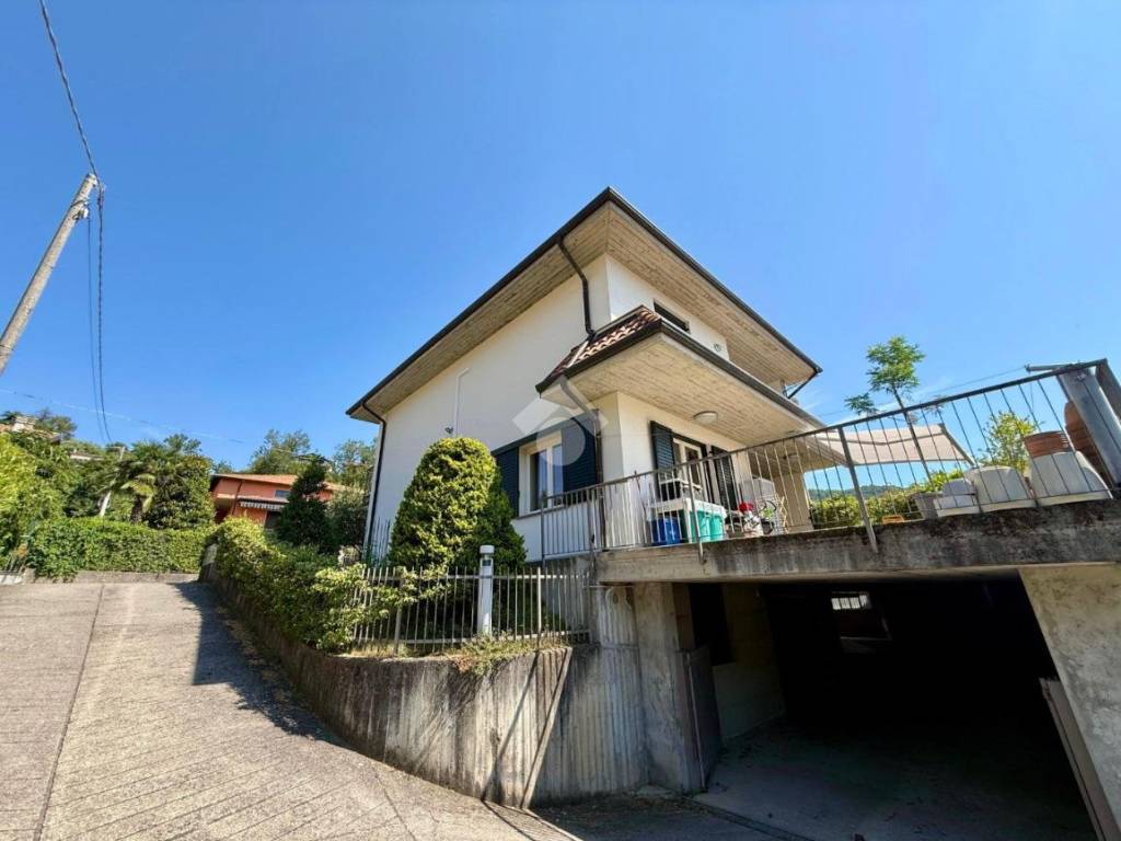 casa indipendente in vendita a Solto Collina