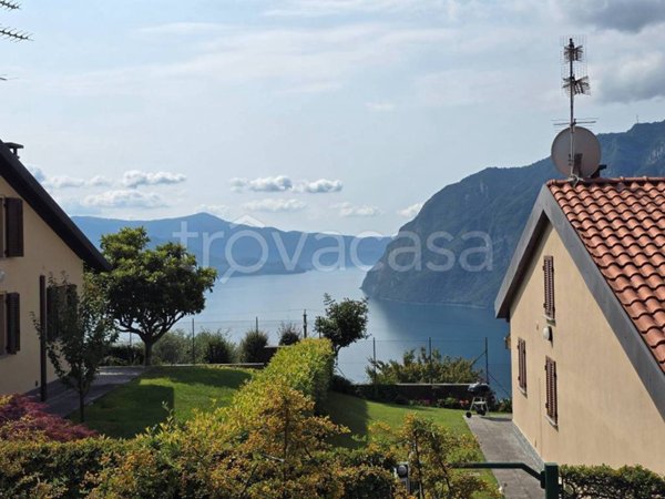 casa indipendente in vendita a Solto Collina