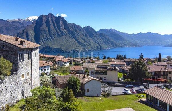 casa indipendente in vendita a Solto Collina
