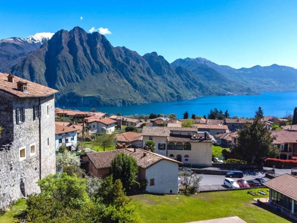 casa indipendente in vendita a Solto Collina