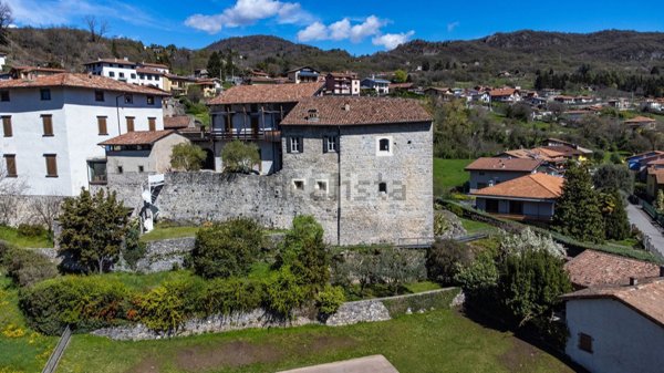 casa indipendente in vendita a Solto Collina