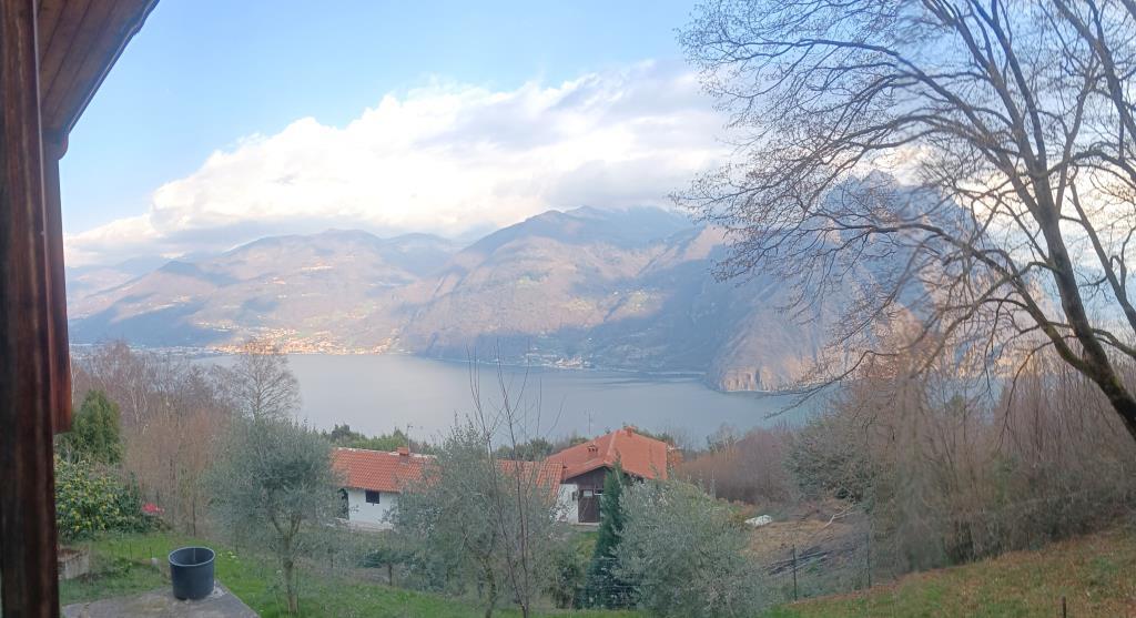 casa indipendente in vendita a Solto Collina in zona Esmate