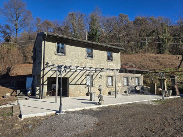 casa indipendente in vendita a Solto Collina