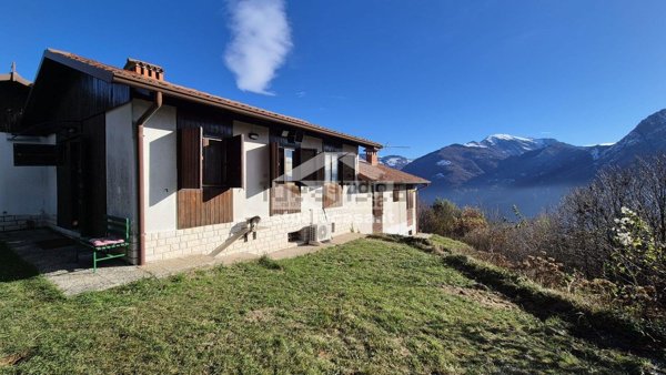 casa indipendente in vendita a Solto Collina