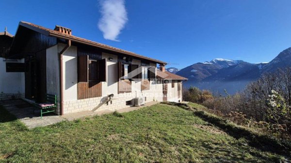 casa indipendente in vendita a Solto Collina