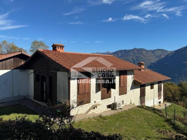 casa indipendente in vendita a Solto Collina