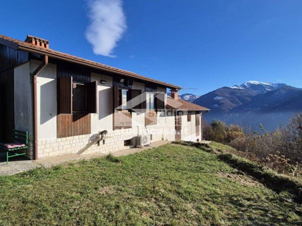 casa indipendente in vendita a Solto Collina