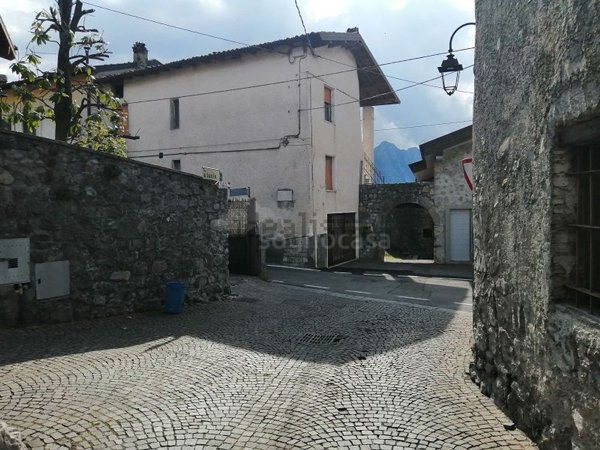 casa indipendente in vendita a Solto Collina in zona Esmate
