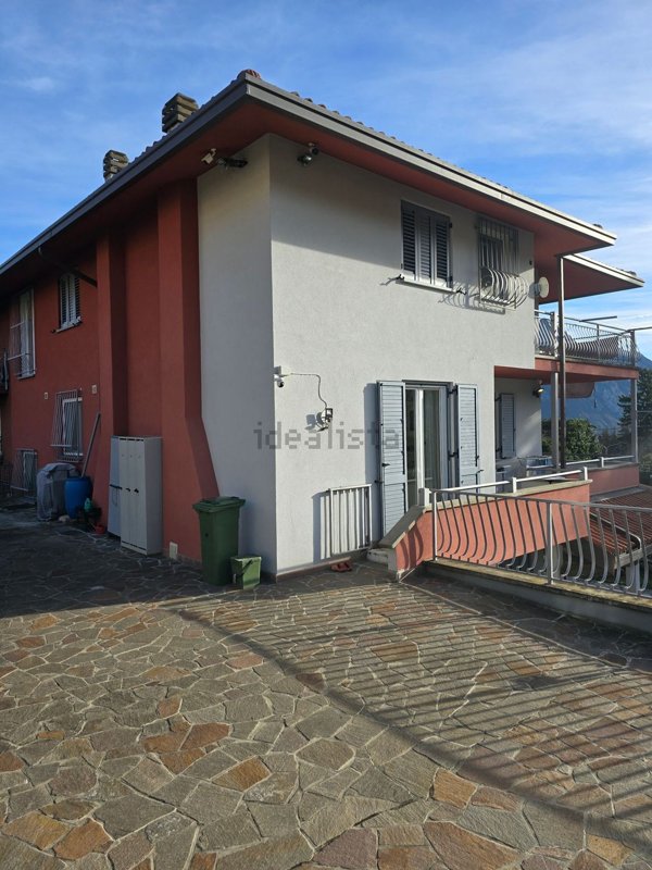 casa indipendente in vendita a Solto Collina