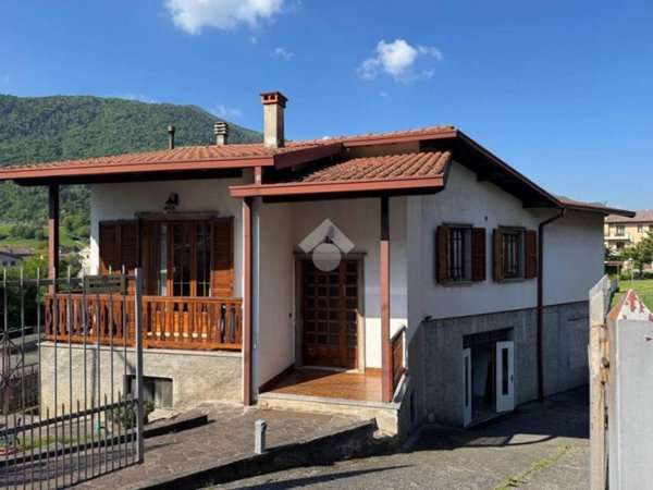 casa indipendente in vendita a Solto Collina