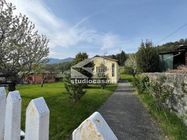 casa indipendente in vendita a Solto Collina in zona Esmate
