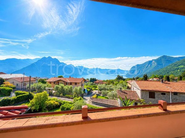 appartamento in vendita a Solto Collina in zona Esmate