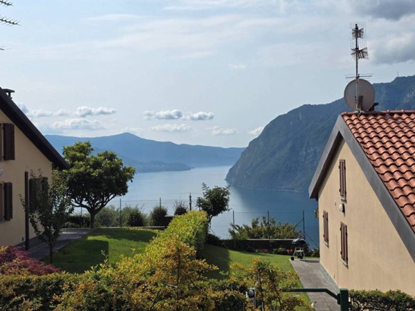 casa indipendente in vendita a Solto Collina in zona Esmate