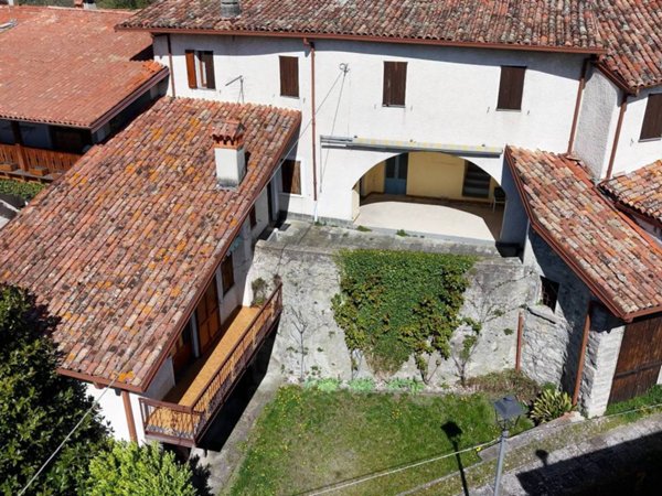 casa indipendente in vendita a Solto Collina in zona Esmate